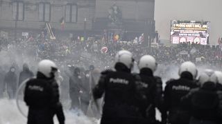 Противостояние полицейских и радикально настроенных демонстрантов в Брюсселе.