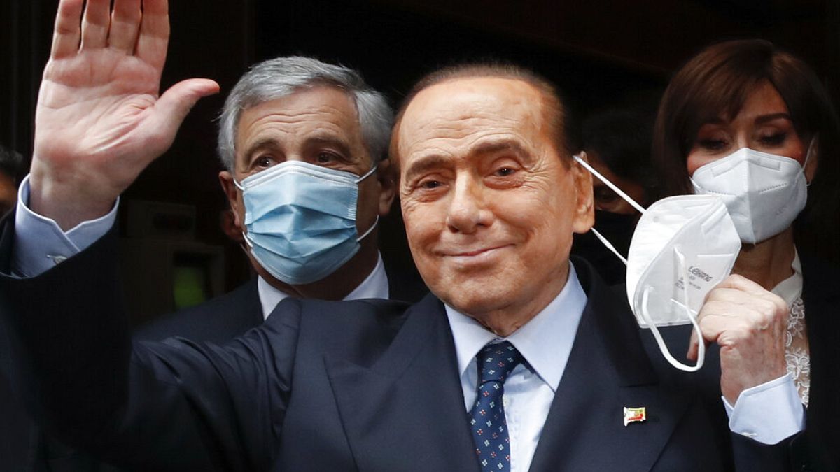 Silvio Berlusconi se somete a varias revisiones médicas en Milán