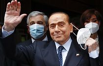 Silvio Berlusconi se somete a varias revisiones médicas en Milán