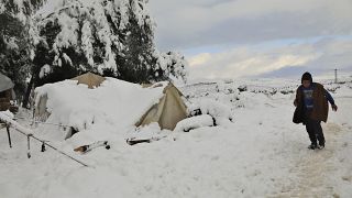Los refugiados sirios libran su batalla bajo la nieve