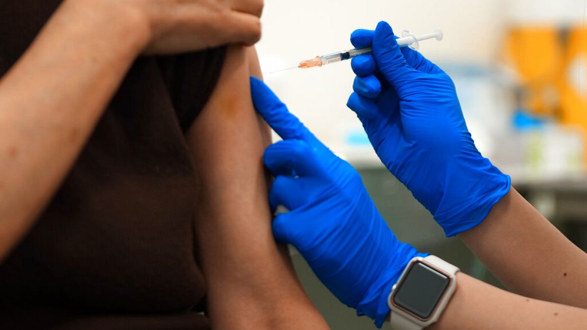 Em França torna-se obrigatória a apresentação de um passe de vacinação apartir desta segunda-feira