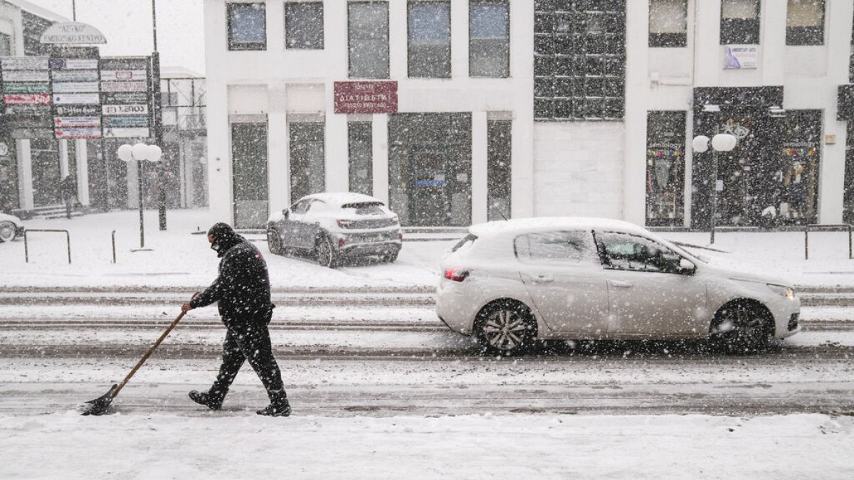 Αυτοκίνητο σε χιονισμένο οδόστρωμα στον Άγιο Στέφανο Αττικής ()φώτο αρχείου)