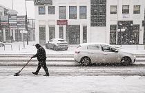 Αυτοκίνητο σε χιονισμένο οδόστρωμα στον Άγιο Στέφανο Αττικής ()φώτο αρχείου)