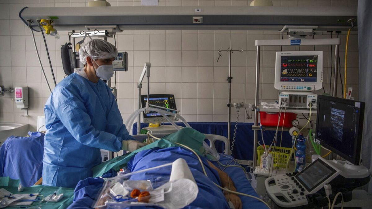 Beteget ápolnak a budapesti Honvéd Kórházban