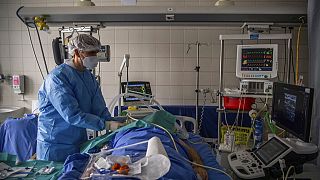 Beteget ápolnak a budapesti Honvéd Kórházban