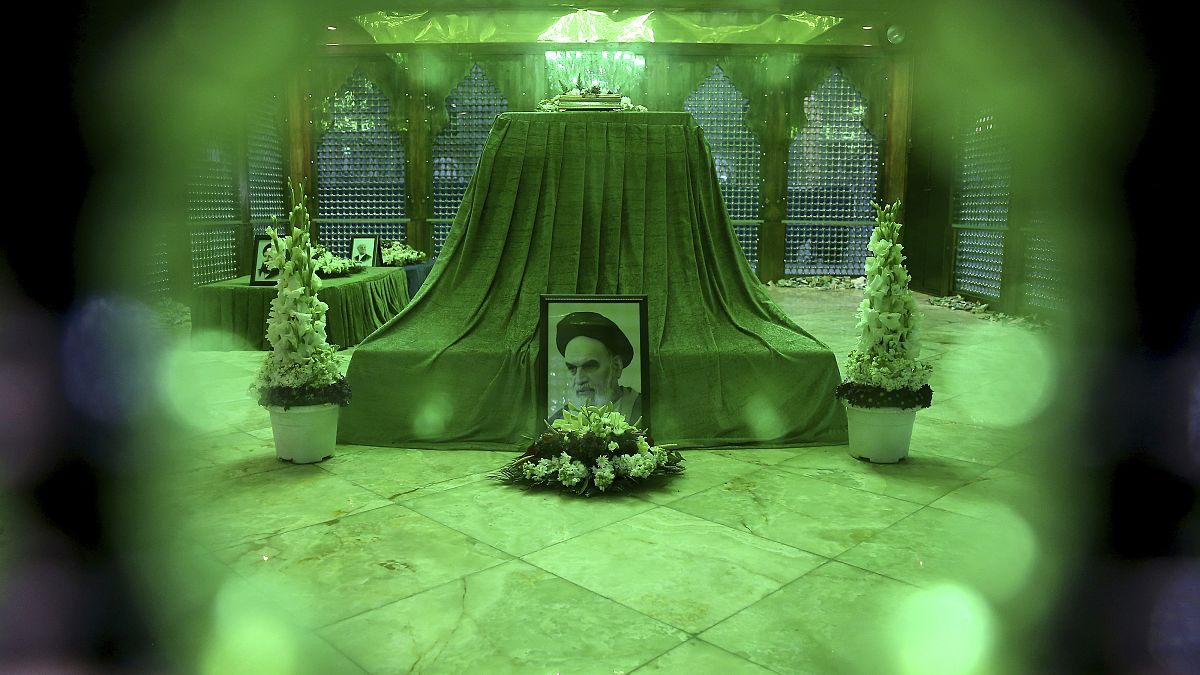 صورة لآية الله روح الله الخميني على قبره، طهران، إيران.