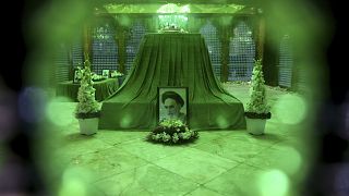 صورة لآية الله روح الله الخميني على قبره، طهران، إيران.