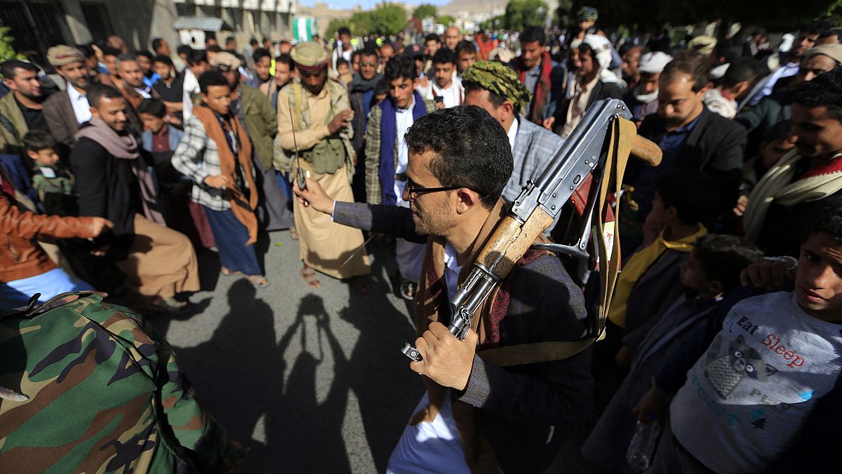 أنصار الحوثيين يرددون هتافات خلال مظاهرة بالعاصمة اليمنية صنعاء> 2022/01/21