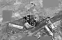 BAE savaş uçakları, Husilerce Yemen'den gönderilen balistik füzelerin fırlatıldığı yeri imha ettiğini gösteren video yayınladı