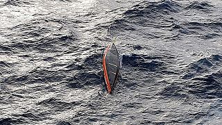 Le bateau renversé de l'aventurier Jean-Jacques Savin, au large des côtes portugaises. Photo de la marine portugaise le 23 janvier 2022