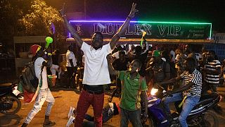 مشجعو منتخب بوركينا فاسو يحتفلون بالفوز على الغابون والتأهل لربع نهائي كأس الأمم الأفريقية، واغادوغو 23 يناير 2022