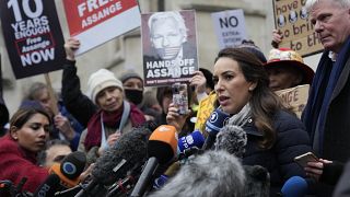 La compagne de Julian Assange, Stella Moris, devant la Cour suprême britannique à Londres