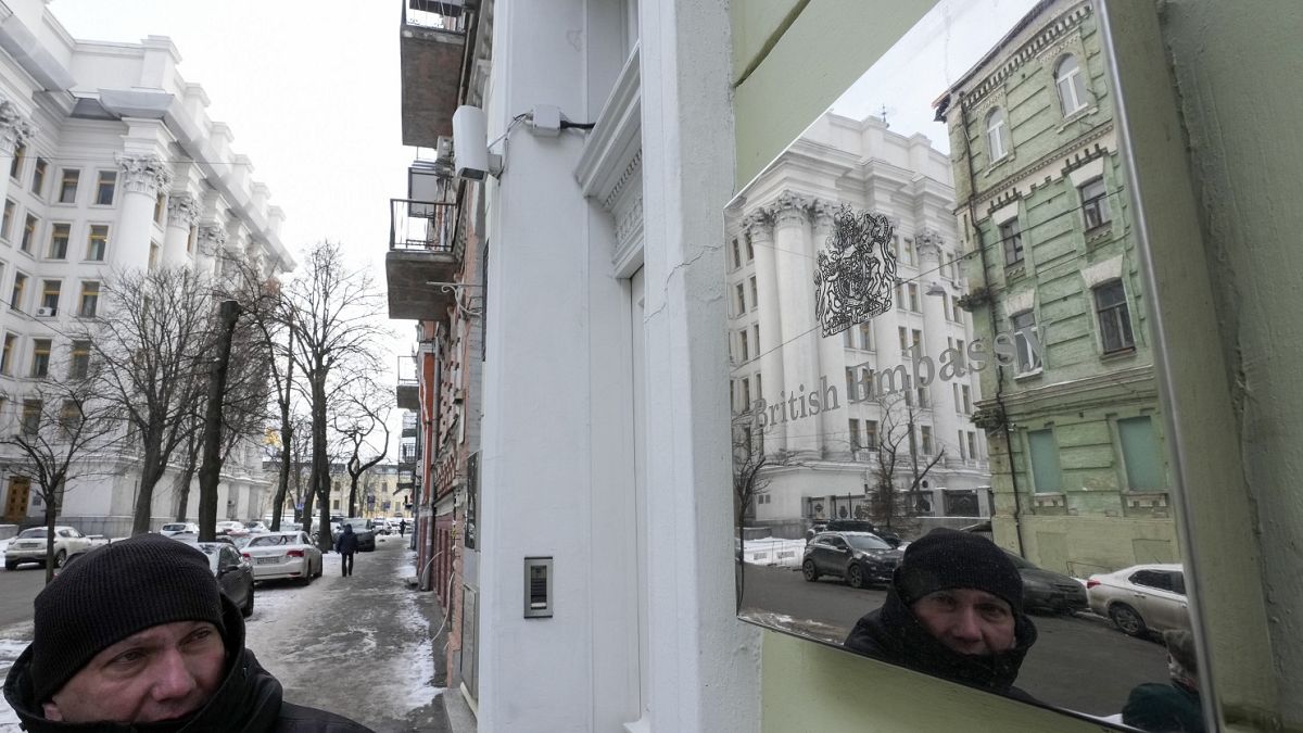 Eingang der britischen Botschaft in Kiew: Die Vertretung muss künftig mit weniger Bediensteten auskommen