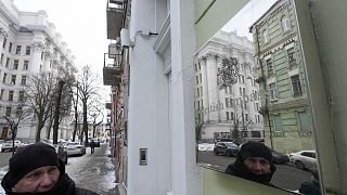Eingang der britischen Botschaft in Kiew: Die Vertretung muss künftig mit weniger Bediensteten auskommen