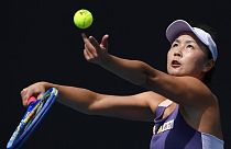 Aufschlag Peng Shuai bei den Australian Open im Januar 2020 im Erstrundenmatch gegen Nao Hibino 