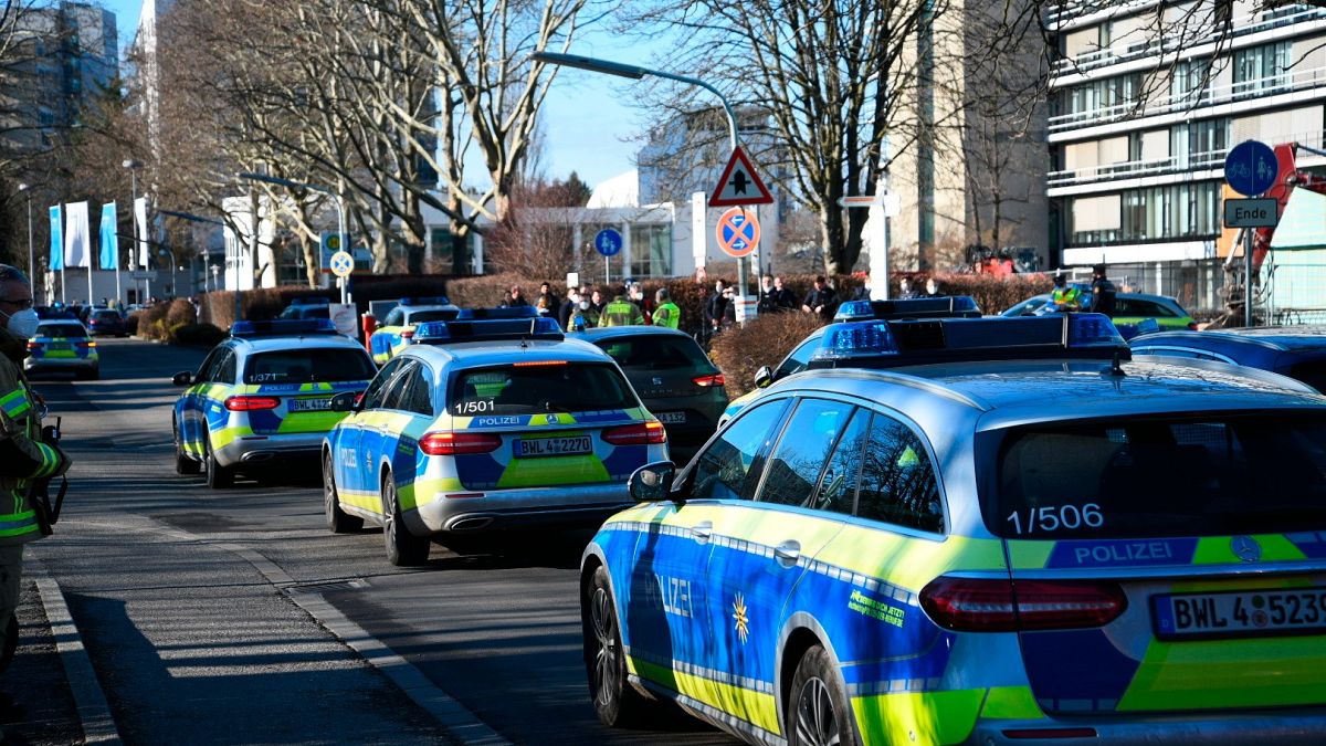 Heidelberg Üniversitesi önünde park eden polis araçları 