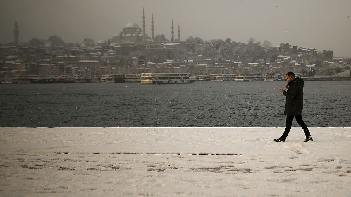 Стамбул накрыла снежная метель