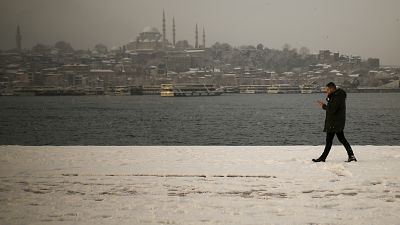 Стамбул накрыла снежная метель