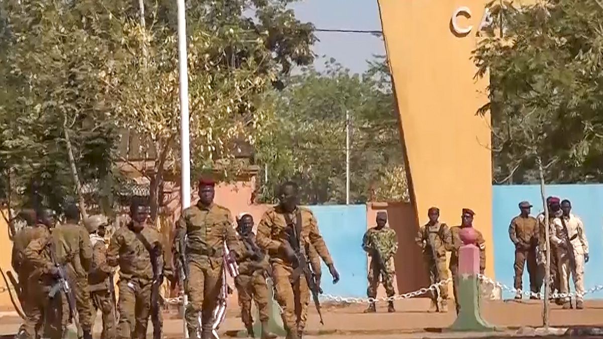 جنود في بوركينا فاسو يسيرون خارج معسكر غيوم ويدراوغو العسكري في واغادوغو