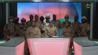 Las fuerzas militares anunciaron las nuevas medidas de su toma de poder a través de la televisión estatal, 24/1/2022, Uagadugú, Burkina Faso