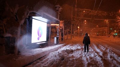 	Κόσμος περπατάει στο Σύνταγμα, κατά τη διάρκεια ισχυρής χιονόπτωσης στο κέντρο της Αθήνας, Δευτέρα 24 Ιανουαρίου 2022