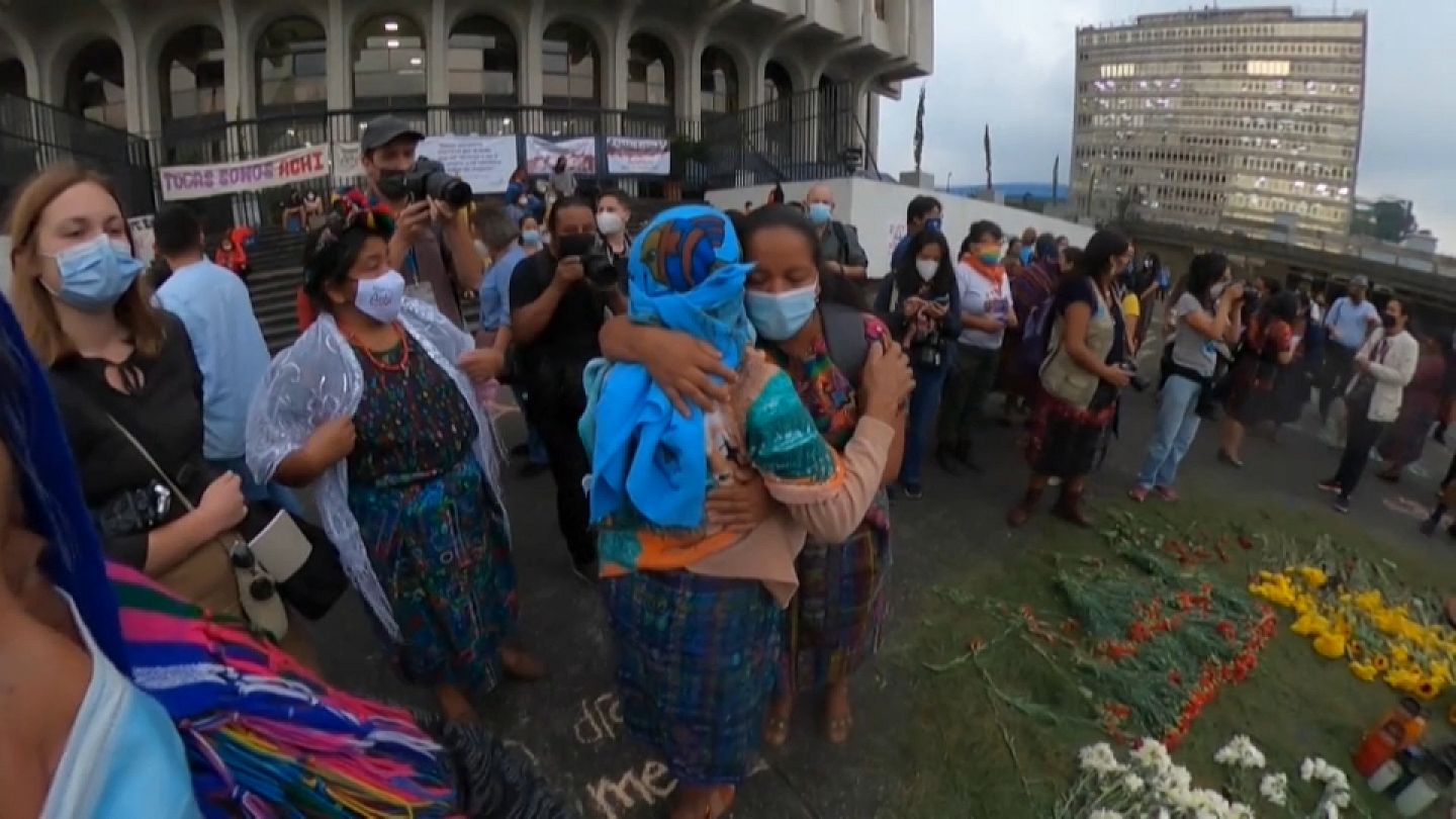 Guatemala | Condenados a 30 años de cárcel los paramilitares que violaron a  mujeres achí | Euronews