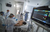 Beteget ápolnak a budapesti Szent László kórházban 2021. december 13-án
