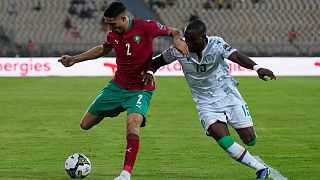 المغربي أشرف حكيمي يواجه بنجلود يوسف من جزر القمر خلال مباراة المجموعة الثالثة لكأس الأمم الأفريقية 2021 على ملعب أحمدو أهيدجو في ياوندي، 14 يناير 2022
