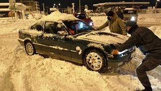 Δυνάμεις του στρατού επιχειρούν σε απεγκλωβισμό οχημάτων κατά τη διάρκεια ισχυρής χιονόπτωσης της κακοκαιρίας «Ελπίς»