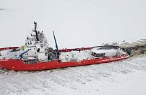 Un crucero rompehielos atraviesa las aguas heladas del gélido mar Báltico