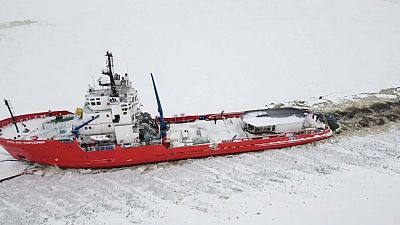 Un crucero rompehielos atraviesa las aguas heladas del gélido mar Báltico