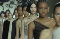La historía de la artesanía de Dior brilla en París y Nueva York