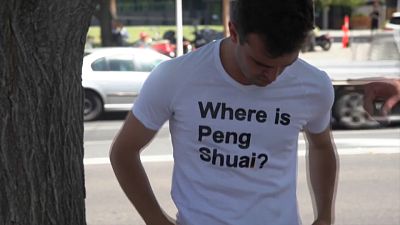 Activista se pone la camiseta con el mensaje "Where is Peng Shuai?"