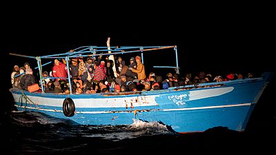 مهاجرون غير شرعيين أثناء إبحارهم باتجاه لامبيدوزا