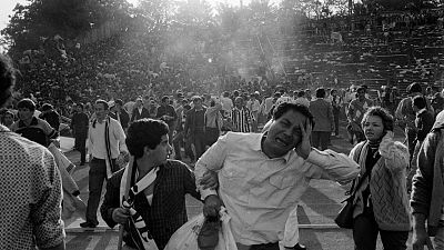 Brüksel'deki Heysel Stadı'nda Juventus taraftarlarının Liverpool taraftarlarından kaçmaya çalıştığı sırada bir duvar çöktü, 39 kişi hayatını kaybetti. 1985