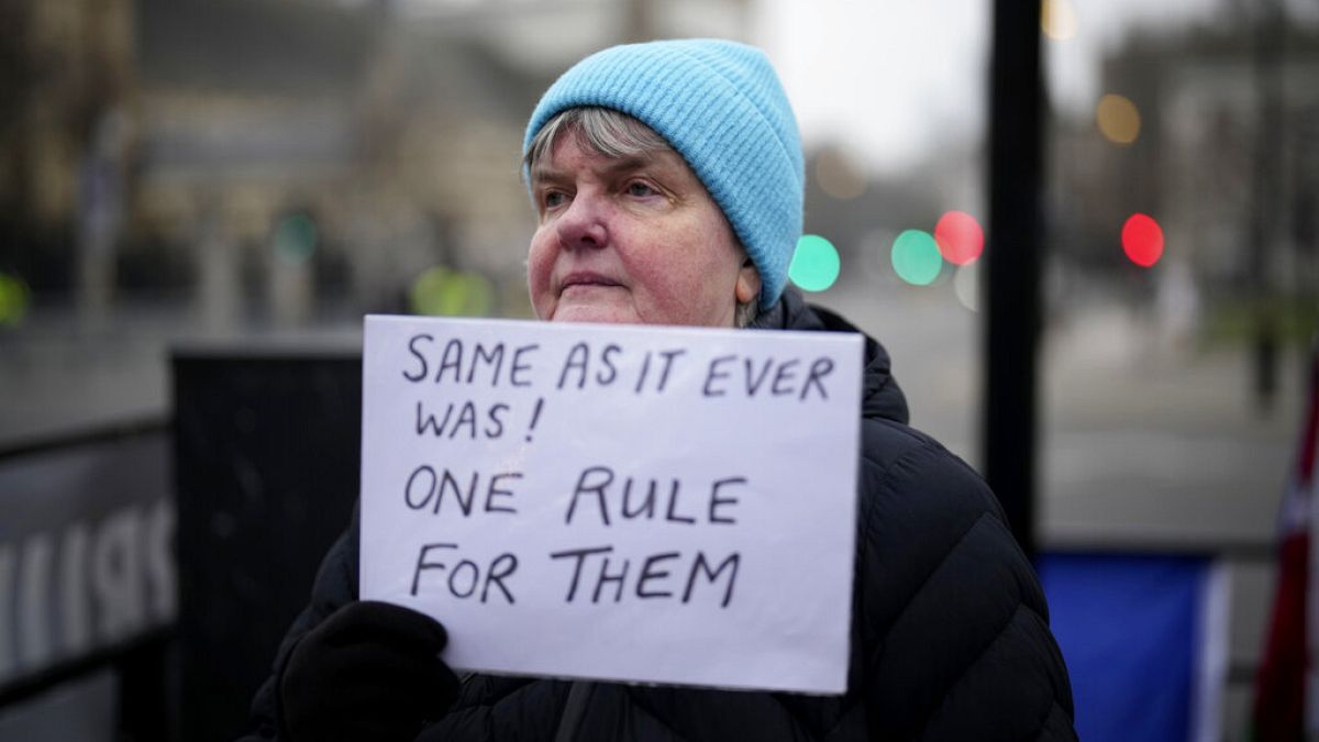 "Toujours pareil ! Une règle pour eux " Une britannique proteste devant le Palais de Westminster