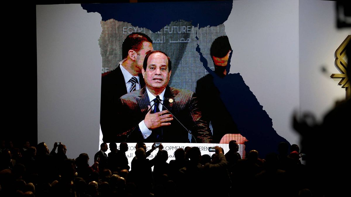 يظهر الرئيس المصري عبد الفتاح السيسي على الشاشة وهو يتحدث خلال اليوم الأخير من مؤتمر اقتصادي كبير في شرم الشيخ، مصر، الأحد 15 مارس 2015