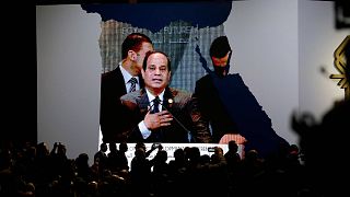 يظهر الرئيس المصري عبد الفتاح السيسي على الشاشة وهو يتحدث خلال اليوم الأخير من مؤتمر اقتصادي كبير في شرم الشيخ، مصر، الأحد 15 مارس 2015