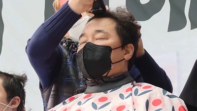 Nullás frizurával demonstrálnak kisvállalkozások vezetői Szöulban