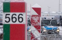La Polonia alza la recinzione anti migranti al confine con la Bielorussia