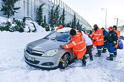 Δυνάμεις της πυροσβεστικής επιχειρούν να απεγκλωβίσουν όχημα από το χιόνι στην Αττική Οδό 