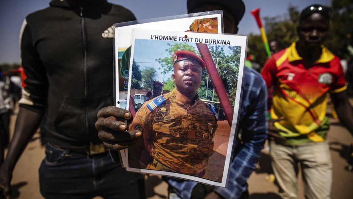 Darbeye detsek verenler Paul-Henri Sandaogo Damiba'nın fotoğrafını taşıdı