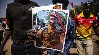 Un Burkinabé brandit le portrait du lieutenant-col. Paul-Henri Sandaogo Damiba, lors d'une manifestation de soutien à la junte - Ouagadougou, le 25/01/2022