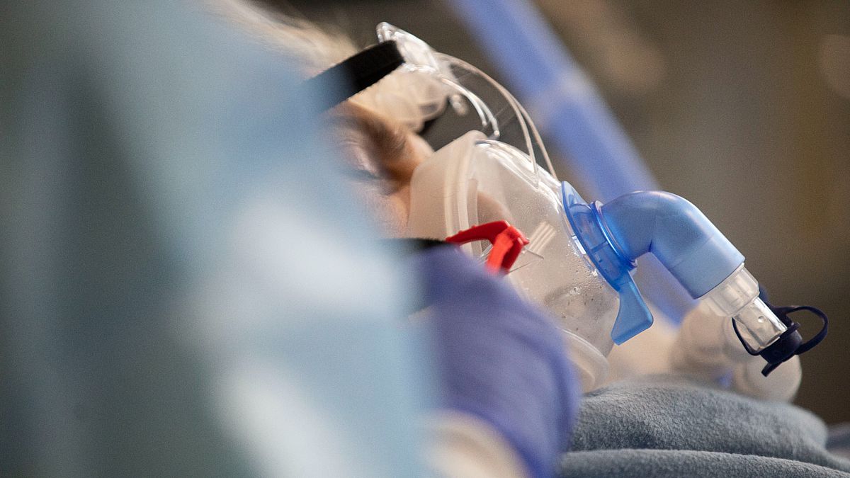 مريض مصاب  بكوفيد -19 يتنفس من خلال جهاز تنفس صناعي في وحدة العناية المركزة في مستشفى جامعة ستراسبورغ، شرق فرنسا، 13 يناير 2022.
