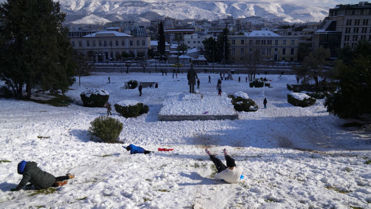 Παιχνίδια με το χιόνι στο κέντρο της Αθήνας μετά το πέρασμα της κακοκαιρίας «Ελπίδας»