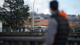 Un migrant regarde les patrouilles de polices sur le pont Santiago, qui marque la frontière entre l'Espagne et la France