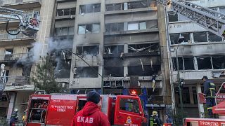 Пожарные работают на месте взрыва в центре Афин
