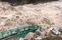 شاهد: الفيضانات تشل الحركة في مدينة ماتشو بيتشو السياحية وتجبر السلطات البيروفية على إجلاء المئات