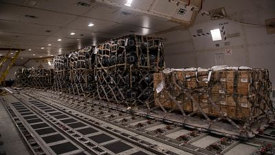 Оружие и боеприпасы для Украины на борту военно-транспортного самолёта ВВС США