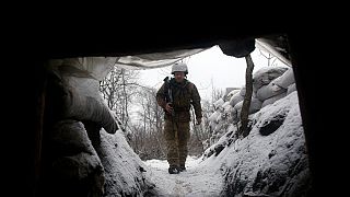 Un militare ucraino di pattuglia nella regione orientale di Lugansk